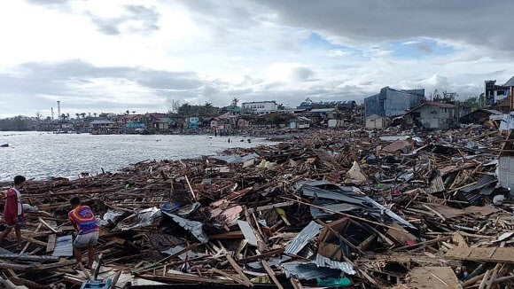 지난 17일(현지시간) 필리핀 중부 보홀주 우바이 마을 해안에 슈퍼 태풍 라이로 완전히 파괴된 주택 잔해가 늘어서 있다. 보홀 AFP 연합뉴스