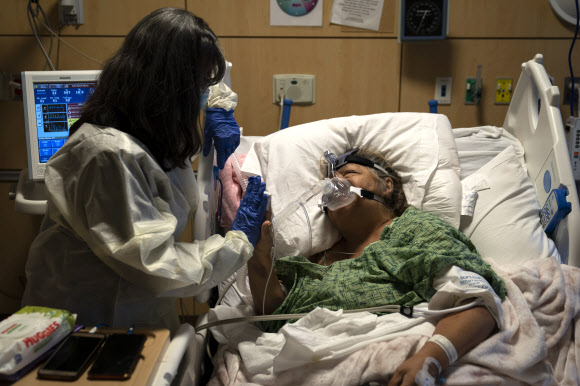지난 17일(현지시간)코로나19 환자가 로스엔젤레스의 병원에 누워 있다. AP