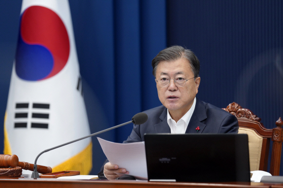 문재인 대통령이 21일 청와대 여민관에서 열린 영상국무회의에서 발언하고 있다. 2021. 12. 21 도준석 기자 pado@seoul.co.kr