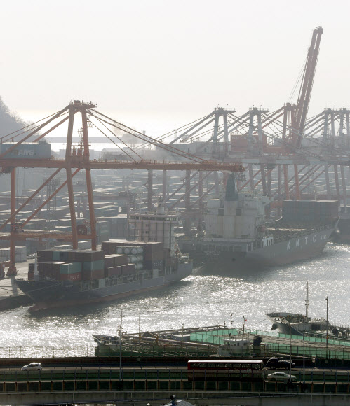 21일 부산항 신선대부두에서 컨테이너 하역작업이 진행되고 있다. 관세청이 21일 발표한 수출입현황에 따르면 이달 1~20일 수출액이 369억 달러(약 43조9,000억 원)로 전년 동기 대비 20% 증가했다고 밝혔다. 2021.12.21 연합뉴스