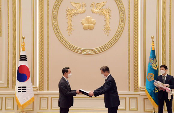 문재인 대통령이 21일 청와대 영빈관에서 열린 신임대사 신임장 수여식에서 이석구 주아랍에미리트대사에게 신임장을 수여하고 있다.  2021. 12. 21 도준석 사진부장 pado@seoul.co.kr