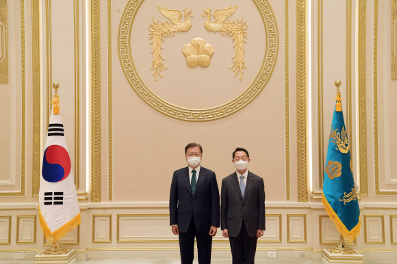 문재인 대통령이 21일 청와대 영빈관에서 열린 신임대사 신임장 수여식에서 이석구주아랍에미리트대사와 기념촬영을 하고 있다. 2021. 12. 21 도준석 사진부장 pado@seoul.co.kr