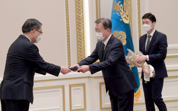 문재인 대통령이 21일 청와대 영빈관에서 열린 신임대사 신임장 수여식에서 문승현 주태국대사에게 신임장을 수여하고 있다.  2021. 12. 21 도준석 사진부장 pado@seoul.co.kr