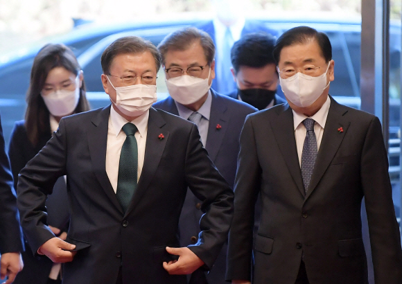 문재인 대통령이 21일 청와대 영빈관에서 열린 신임대사 신임장 수여식에 참석하고 있다. 2021. 12. 21 도준석 사진부장 pado@seoul.co.kr