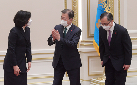 문재인 대통령이 21일 청와대 영빈관에서 열린 신임대사 신임장 수여식에서 문승현 주태국대사에게 신임장을 수여하고 동반가족과 기념촬영을 하며 박수치고 있다.  2021. 12. 21 도준석 사진부장 pado@seoul.co.kr