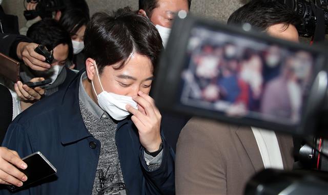 이준석 국민의힘 대표가 선대위 공보단장인 조수진 최고위원과 갈등을 빚고 있는 가운데 21일 오후 서울 여의도 국회 당대표 회의실에서 기자회견을 끝내고 회의장을 나서고 있다. 2021.12.21  뉴스1