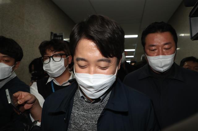 이준석 국민의힘 대표 겸 상임선대위원장이 21일 오후 국회에서 상임선대위원장직 사퇴를 밝힌 뒤 회견장을 나서고 있다. 2021.12.21 뉴스1