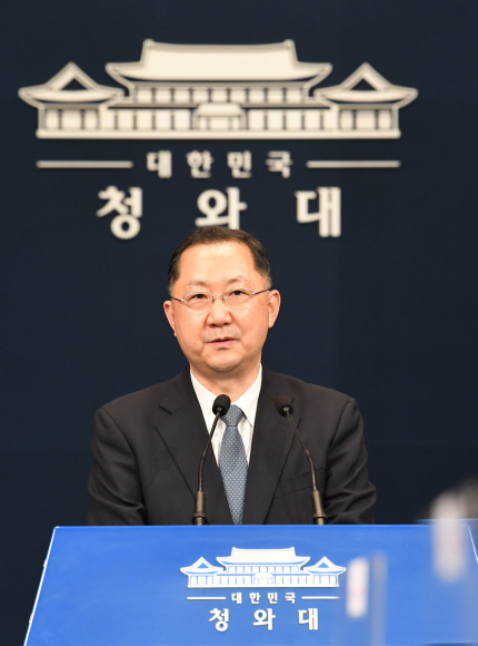 김진국 청와대 민정수석이 아들의 부적절한 처신으로 인해 전격 사퇴했다.