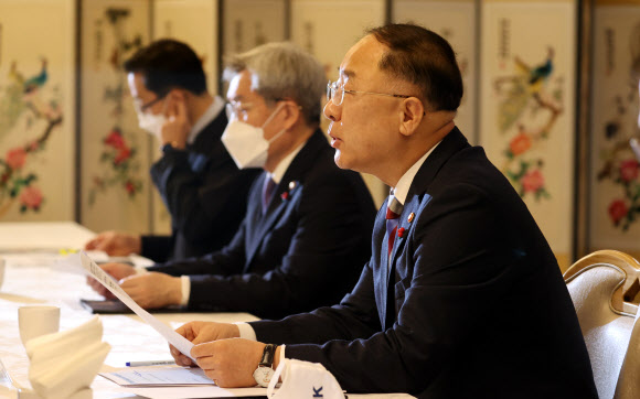 홍남기 경제부총리 겸 기획재정부 장관이 22일 오전 정부서울청사에서 열린 부동산시장 점검 관계장관회의에서 발언하고 있다. 2021.12.22 연합뉴스