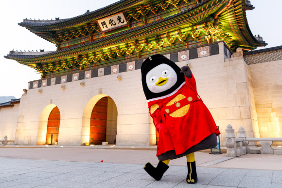 문화재청과 한국문화재재단은 EBS 캐릭터 ‘펭수’가 가수로 나선 ‘문화유산 방문 캠페인’ 노래 영상을 22일 오후 8시에 캠페인 유튜브 계정을 통해 선보인다고 밝혔다. 사진은 광화문 앞에 선 펭수. 2021.12.22 문화재청 제공