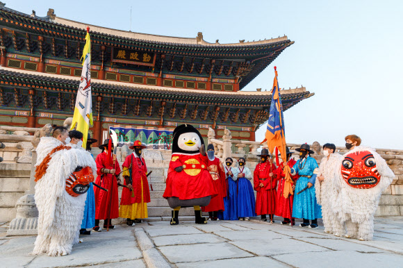 EBS 인기 캐릭터 ‘펭수’가 우리 문화유산 방문을 독려하기 위해 부른 노래가 공개된다. 문화재청과 한국문화재재단은 펭수가 가수로 나선 ‘문화유산 방문 캠페인’ 노래 영상을 22일 오후 8시에 캠페인 유튜브 계정을 통해 선보인다고 밝혔다. 사진은 근정전 앞에 선 펭수. 2021.12.22 문화재청 제공