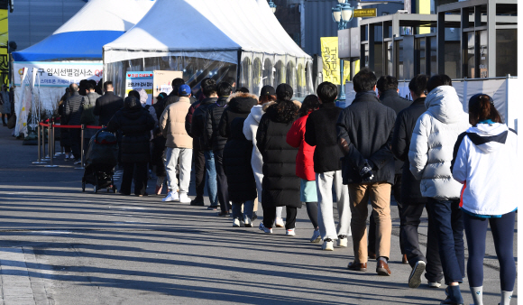 22일 오전 서울역선별 진료소에 코로나 검사를 받기 위해 많은 시민들이 줄을 서서 순서를 기다리고 있다. 2021.12.22  안주영 전문기자 jya@seoul.co.kr