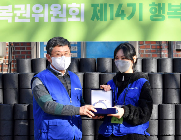 안도걸 기획재정부 차관(왼쪽)이 22일 서울 성북구 정릉3동 일대에서 진행된 제14기 행복공감봉사단 봉사활동 기념행사에서 복권위원회 홍보대사 겸 행복공감봉사단장인 배우 김소연에게 감사패를 전달하고 있다. 2021.12.22  기획재정부 제공