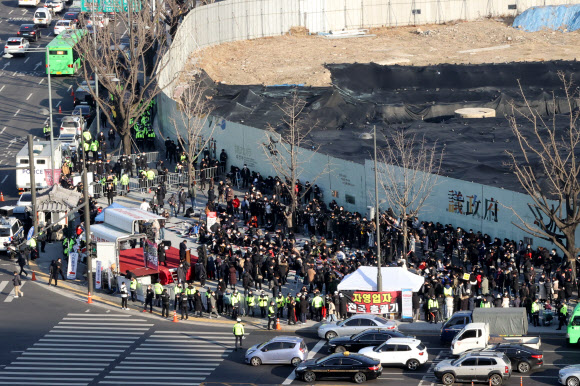 22일 오후 서울 광화문시민열린마당에서 코로나19 대응 전국자영업자비상대책위원회 소속 자영업자들이 ‘정부 방역대책 반대 총궐기 대회’를 하고 있다. 2021.12.22 연합뉴스