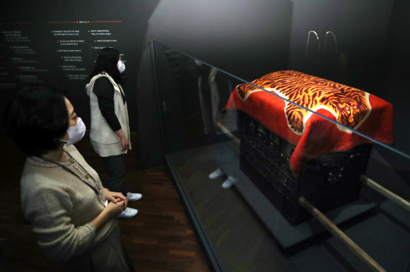 22일 서울 종로구 국립민속박물관에서 열린 특별전 ‘호랑이 나라’를 찾은 관람객들이 사인교, 가마덮개를 살펴보고 있다. 내년 임인년 호랑이해를 맞아 한국 문화에 녹아 있는 호랑이 관련 상징과 문화상을 조명하는 이번 전시는 맹호도를 비롯한 유물과 영상 70여 점을 내년 3월 1일까지 만날 수 있다. 2021.12.22 연합뉴스