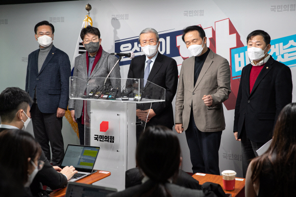 김종인 국민의힘 총괄선대위원장이 22일 오후 서울 여의도 국민의힘 당사에서 대장동 사건 특검 촉구 긴급 기자회견을 하고 있다.2021. 12. 22 김명국 선임기자 daunso@seoul.co.kr