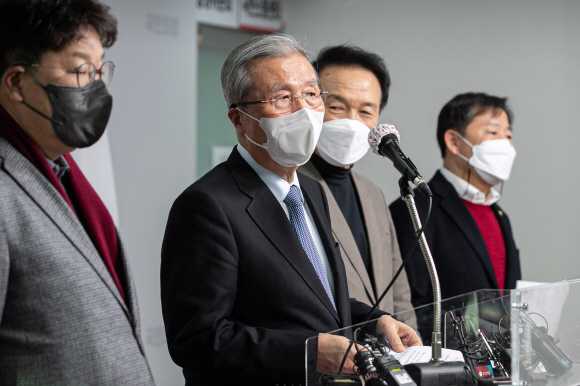 김종인 국민의힘 총괄선대위원장이 22일 오후 서울 여의도 국민의힘 당사에서 대장동 사건 특검 촉구 긴급 기자회견을 하고 있다.2021. 12. 22 김명국 선임기자 daunso@seoul.co.kr