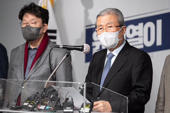 김종인 국민의힘 총괄선대위원장이 22일 오후 서울 여의도 국민의힘 당사에서 대장동 사건 특검 촉구 긴급 기자회견을 하고 있다.2021. 12. 22 김명국 선임기자 daunso@seoul.co.kr