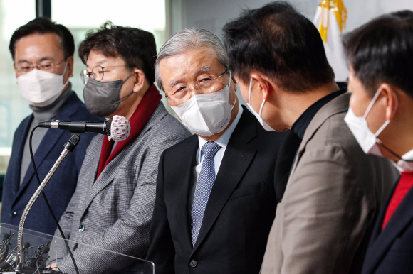 김종인 국민의힘 총괄선대위원장이 22일 오후 서울 여의도 국민의힘 당사에서 대장동 사건 특검 촉구 긴급 기자회견을 하다 임태희 선대위 총괄상황본부장과 대화하고 있다.2021. 12. 22 김명국 선임기자 daunso@seoul.co.kr