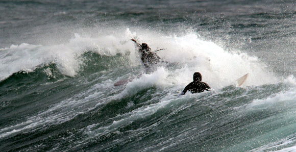 22일 강원 양양지역의 한 해변에서 서퍼들이 파도타기를 즐기고 있다. 2021.12.22 연합뉴스