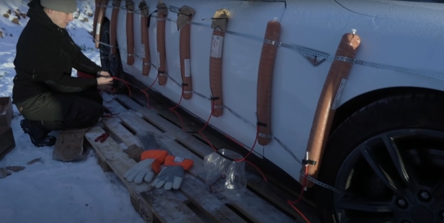 핀란드의 한 남성이 자신이 소유한 테슬라 전기차 모델S 차량의 배터리 교체 비용이 너무 비싸다는 이유로 차량을 폭파하는 장면을 공개했다. 차량에 폭파 전문가가 다이너마이트를 장착하는 모습. 유튜브 캡처