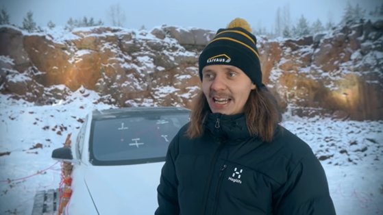 핀란드의 한 남성이 자신이 소유한 테슬라 전기차 모델S 차량의 배터리 교체 비용이 너무 비싸다는 이유로 차량을 폭파하는 장면을 공개했다. 사진은 차량을 폭파시킨 남성 투오마스 카타이넨. 유튜브 캡처