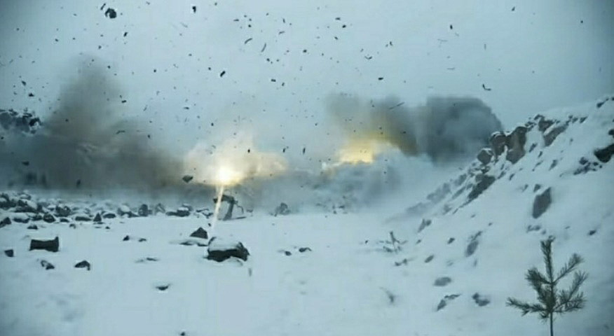 핀란드의 한 남성이 자신이 소유한 테슬라 전기차 모델S 차량의 배터리 교체 비용이 너무 비싸다는 이유로 차량을 폭파하는 장면을 공개했다. 폭파 직후 파편이 비산하는 모습. 유튜브 캡처