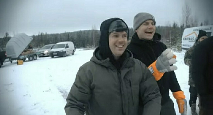 핀란드의 한 남성이 자신이 소유한 테슬라 전기차 모델S 차량의 배터리 교체 비용이 너무 비싸다는 이유로 차량을 폭파하는 장면을 공개했다. 환호하는 사람들. 유튜브 캡처