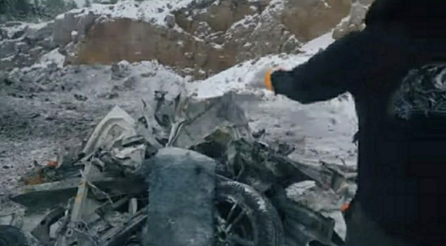 핀란드의 한 남성이 자신이 소유한 테슬라 전기차 모델S 차량의 배터리 교체 비용이 너무 비싸다는 이유로 차량을 폭파하는 장면을 공개했다. 폭파 뒤 완전히 망가진 차량. 유튜브 캡처
