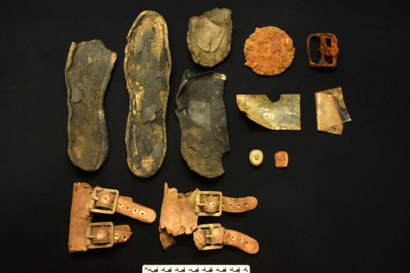 국방부 유해발굴감식단이 23일 경기도 파주 동패동 유가족 자택에서 181번째로 신원이 확인된 고(故) 박동지 이등상사에 대한 ‘호국의 영웅 귀환 행사’를 거행한다고 밝혔다. 사진은 고 박동지 이등상사 유품. 2021.12.23  국방부 제공