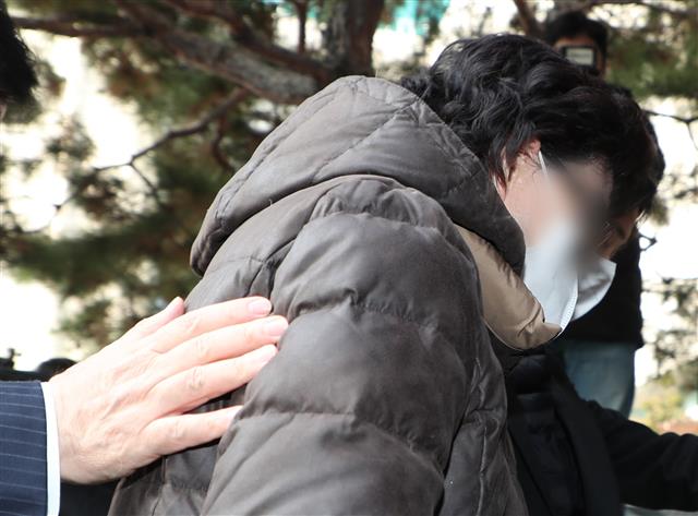 땅 매입 과정에서 통장 잔고 증명서 위조 혐의를 받는 윤석열 국민의힘 대선후보의 장모 최모(74)씨가 23일 경기 의정부지방법원에서 열린 1심 선고 공판에 출석하고 있다. 2021.12.23  뉴스1