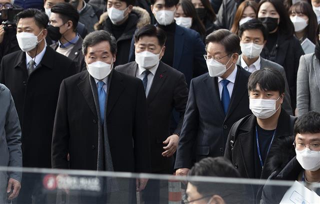 이재명 더불어민주당 대선후보와 이낙연 전 대표가 23일 정오 서울 중구 달개비에서 오찬회동을 마친 뒤 인근에 있는 서울도시건축관으로 이동 하고 있다. 2021.12.23 뉴스1