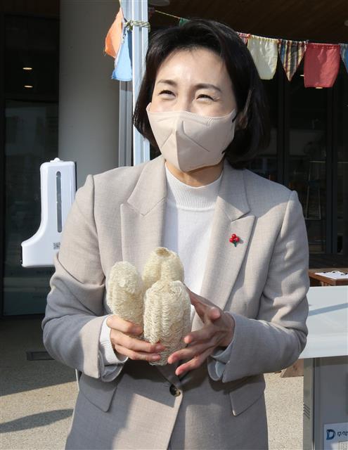 이재명 더불어민주당 대선 후보의 배우자인 김혜경씨가 23일 오후 대전 대덕구 넷제로 공판장을 방문, 지역 주민으로부터 수세미를 선물받은 뒤 미소를 보이고 있다. 2021.12.23 뉴스1