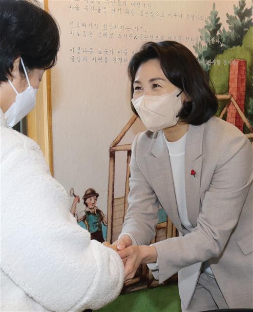 이재명 더불어민주당 대선 후보의 배우자인 김혜경씨가 23일 오후 대전 대덕구 넷제로 공판장을 방문, 간담회를 앞두고 참석자들과 인사하고 있다. 2021.12.23  뉴스1