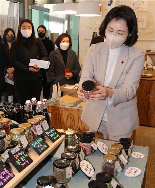 이재명 더불어민주당 대선 후보의 배우자인 김혜경씨가 23일 오후 대전 대덕구 넷제로 공판장을 방문, 제품을 살피고 있다. 2021.12.23 뉴스1