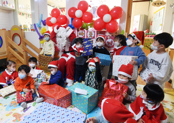크리스마스를 이틀 앞둔 23일 경기 과천시 한 어린이 집에서 아이들이 어린이집을 방문한 산타클로스로부터 받은 선물을 가지고 있다. 2021. 12. 23 박윤슬 기자 seul@seoul.co.kr