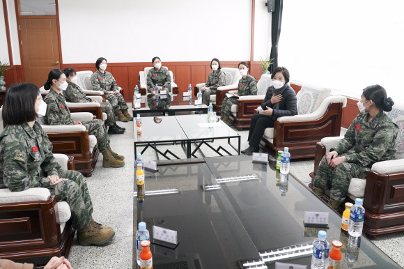 김정숙 여사가 23일 서해 백령도 해병대 6여단을 격려 방문, 대한민국의 최북단에서 근무하고 있는 여군 및 여군무원과 대화하고 있다. 2021.12.23. 청와대제공