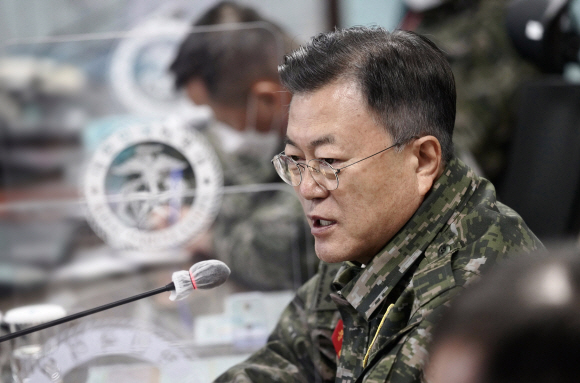 문재인 대통령이 23일 서해 백령도 해병대 제6여단을 방문, 지휘통제실에서 근무 중인 해병대 장병들을 격려하고 있다. 2021.12.23 청와대제공