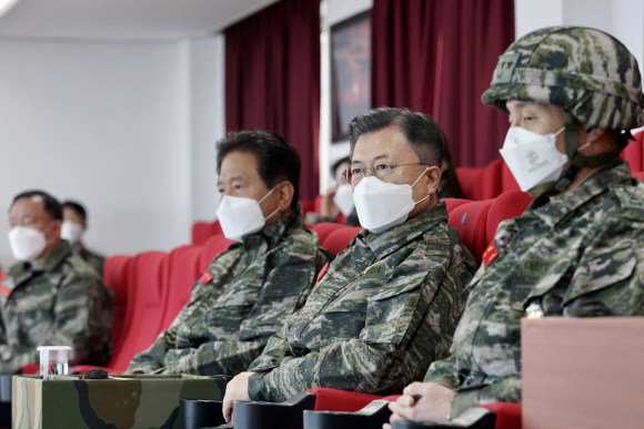 문재인 대통령이 23일 오전 서해 백령도 해병대를 방문해 전방관측소(OP)에서 현황 보고를 받고 있다. 2021.12.23 청와대제공