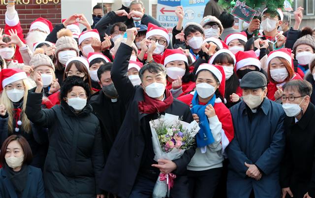 24일 오전 대전교도소에서 이석기 전 통합진보당 의원이 지지자들과 포즈를 취하고 있다. 이 전 의원은 내란선동과 국가보안법 위반 혐의 등으로 징역 9년형을 선고받고 복역 중 가석방심사위원회 심의에 따라 성탄절 기념일 가석방으로 풀려났다. 만기 출소 예정일은 2023년 5월 4일이다. 2021.12.24  뉴스1