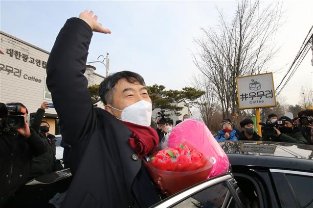 4일 오전 대전교도소에서 이석기 전 통합진보당 의원이 차량에 올라 손 인사를 하고 있다. 이 전 의원은 내란선동과 국가보안법 위반 혐의 등으로 징역 9년형을 선고받고 복역 중 가석방심사위원회 심의에 따라 성탄절 기념일 가석방으로 풀려났다. 만기 출소 예정일은 2023년 5월 4일이다. 2021.12.24  뉴스1
