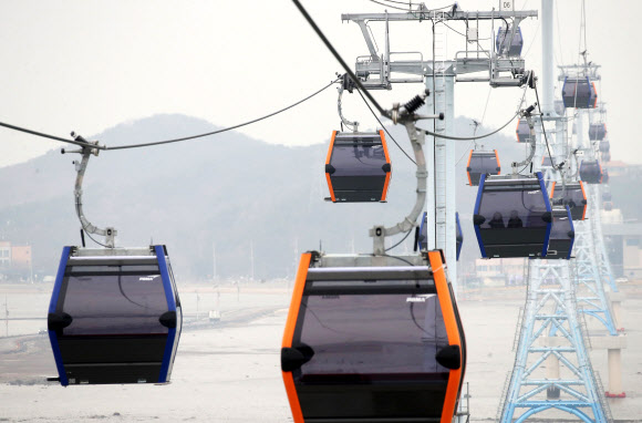 24일 경기도 화성시 ‘서해랑 제부도해상케이블카’에서 시민들이 케이블카를 타고 겨울 바다를 바라보고 있다. 지난 23일 정식 운영을 시작한 ‘서해랑 제부도해상케이블카’는 전곡항에서 제부도에 이르는 2.12km 해상구간을 한 번에 최대 10명까지 탑승 가능한 케빈 41대로 시간당 최대 1천500명을 수송할 수 있다. 2021.12.24 연합뉴스