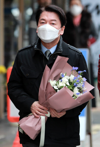 국민의당 안철수 대선 후보가 24일 오후 부산 수영구 수영팔도시장을 찾아 차량 돌진사고로 숨진 할머니와 손녀를  추모하기 위해 이동하고 있다. 2021.12.24 연합뉴스