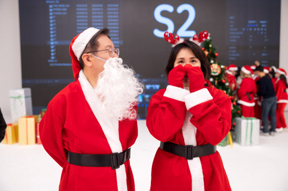 산타복에 은색 수염을 붙인 더불어민주당 이재명 대선 후보와 부인 김혜경 씨가 유명 안무와 각종 패러디를 섭렵하며 연말 국민들의 ‘재롱 꾼’을 자처했다. 민주당 선대위는 이 후보 부부가 유명 캐럴에 맞춰 댄스배틀, 각종 패러디, 랩을 선보이는 크리스마스 영상을 24일 저녁 7시 유튜브를 통해 공개한다고 밝혔다.  사진은 이 후보 부부가 촬영한 뮤직비디오 모습. 2021.12.24 더불어민주당 이재명 대선후보 캠프 제공.
