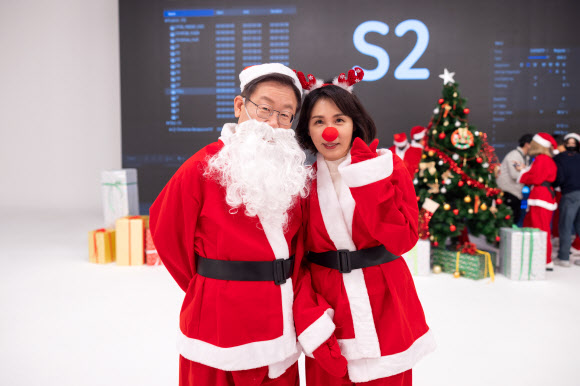 산타복에 은색 수염을 붙인 더불어민주당 이재명 대선 후보와 부인 김혜경 씨가 유명 안무와 각종 패러디를 섭렵하며 연말 국민들의 ‘재롱 꾼’을 자처했다. 민주당 선대위는 이 후보 부부가 유명 캐럴에 맞춰 댄스배틀, 각종 패러디, 랩을 선보이는 크리스마스 영상을 24일 저녁 7시 유튜브를 통해 공개한다고 밝혔다.  사진은 이 후보 부부가 촬영한 뮤직비디오 모습. 2021.12.24  더불어민주당 이재명 대선후보 캠프 제공