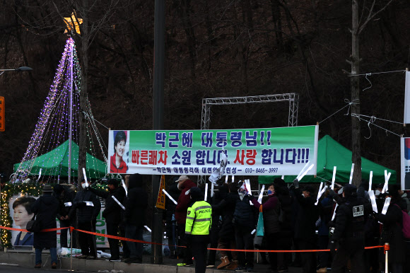 박 전 대통령 입원 병원 앞에 모인 지지자들