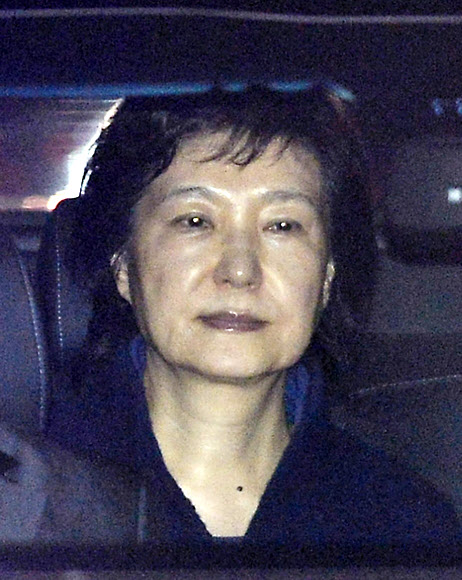 국정농단 사건 등으로 유죄 확정을 받아 수감 중인 박근혜 전 대통령이 특별사면으로 풀려난다. 2017년 3월 31일 구속된 이후 4년 9개월 만이다.  사진은 지난 2017년 3월 31일 구속영장이 발부된 박근혜 전 대통령이 서울구치소에 수감되기 위해 검찰차량을 타고 서초동 서울중앙지검을 나서고 있는 모습. 2021.12.24  연합뉴스