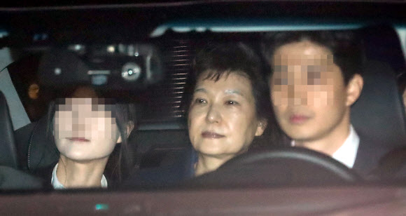 국정농단 사건 등으로 유죄 확정을 받아 수감 중인 박근혜 전 대통령이 특별사면으로 풀려난다. 2017년 3월 31일 구속된 이후 4년 9개월 만이다.  사진은 지난 2017년 3월 31일 구속영장이 발부된 박근혜 전 대통령이 서울구치소에 수감되기 위해 검찰차량을 타고 서초동 서울중앙지검을 나서고 있는 모습. 2021.12.24  연합뉴스