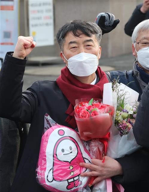 24일 오전 대전교도소에서 이석기 전 통합진보당 의원이 지지자들과 파이팅을 하고 있다. 이 전 의원은 내란선동과 국가보안법 위반 혐의 등으로 징역 9년형을 선고받고 복역 중 가석방심사위원회 심의에 따라 성탄절 기념일 가석방으로 풀려났다. 만기 출소 예정일은 2023년 5월 4일이다. 2021.12.24  뉴스1
