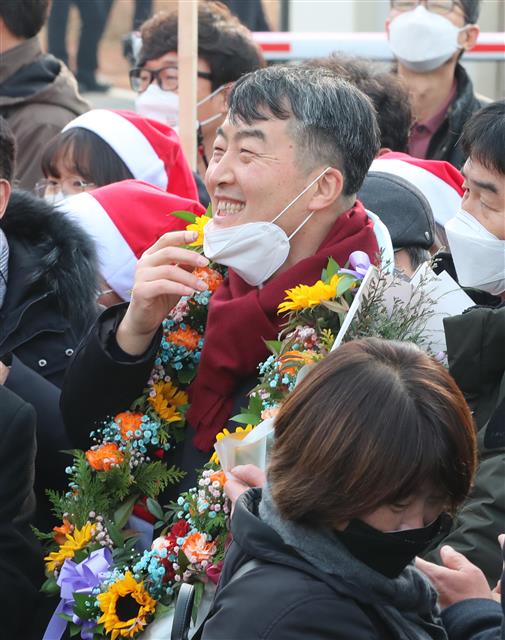 24일 오전 대전교도소에서 이석기 전 통합진보당 의원이 밝은 미소를 보이고 있다. 이 전 의원은 내란선동과 국가보안법 위반 혐의 등으로 징역 9년형을 선고받고 복역 중 가석방심사위원회 심의에 따라 성탄절 기념일 가석방으로 풀려났다. 만기 출소 예정일은 2023년 5월 4일이다. 2021.12.24  뉴스1